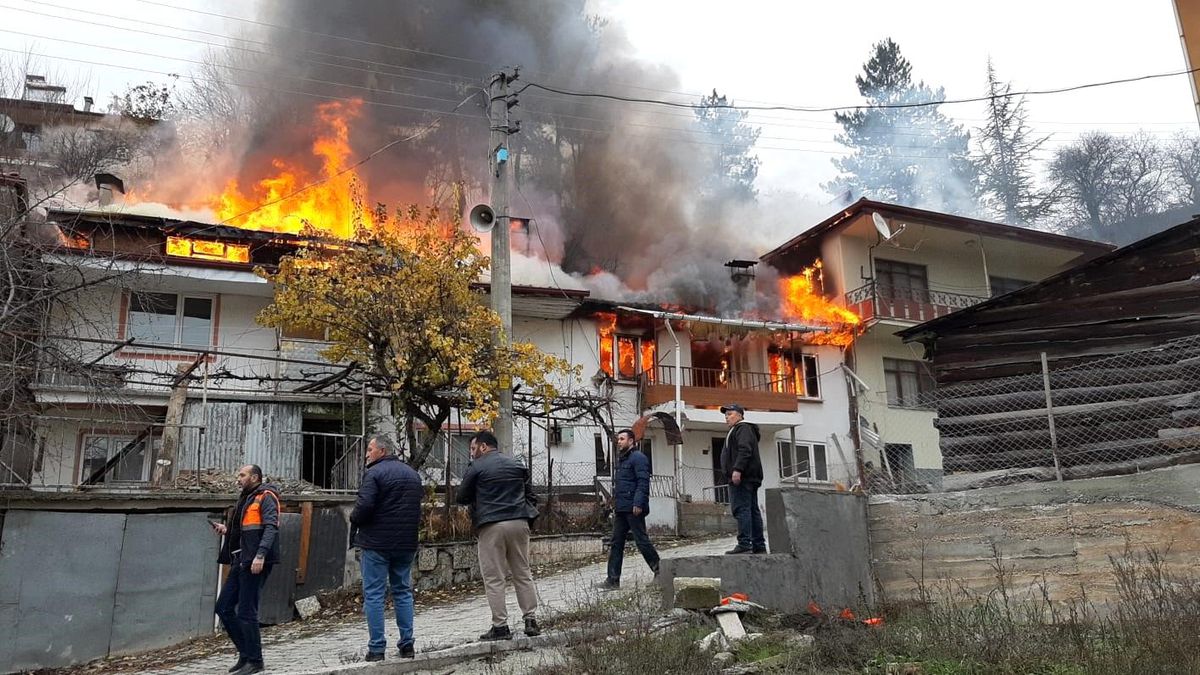 Mudurnu\'da çıkan yangın 4 eve sıçradı