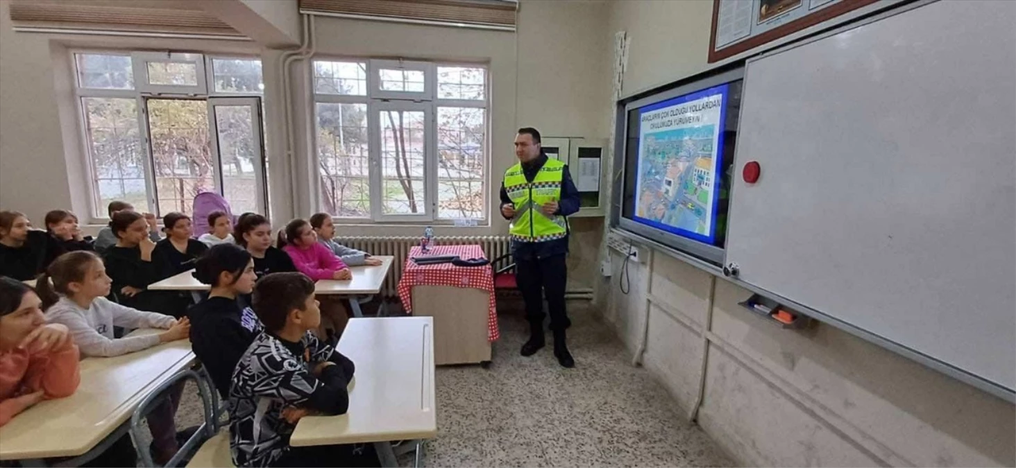 Edirne\'de Jandarma Ekipleri Öğrencilere Trafik Kuralları Hakkında Bilgilendirme Yaptı
