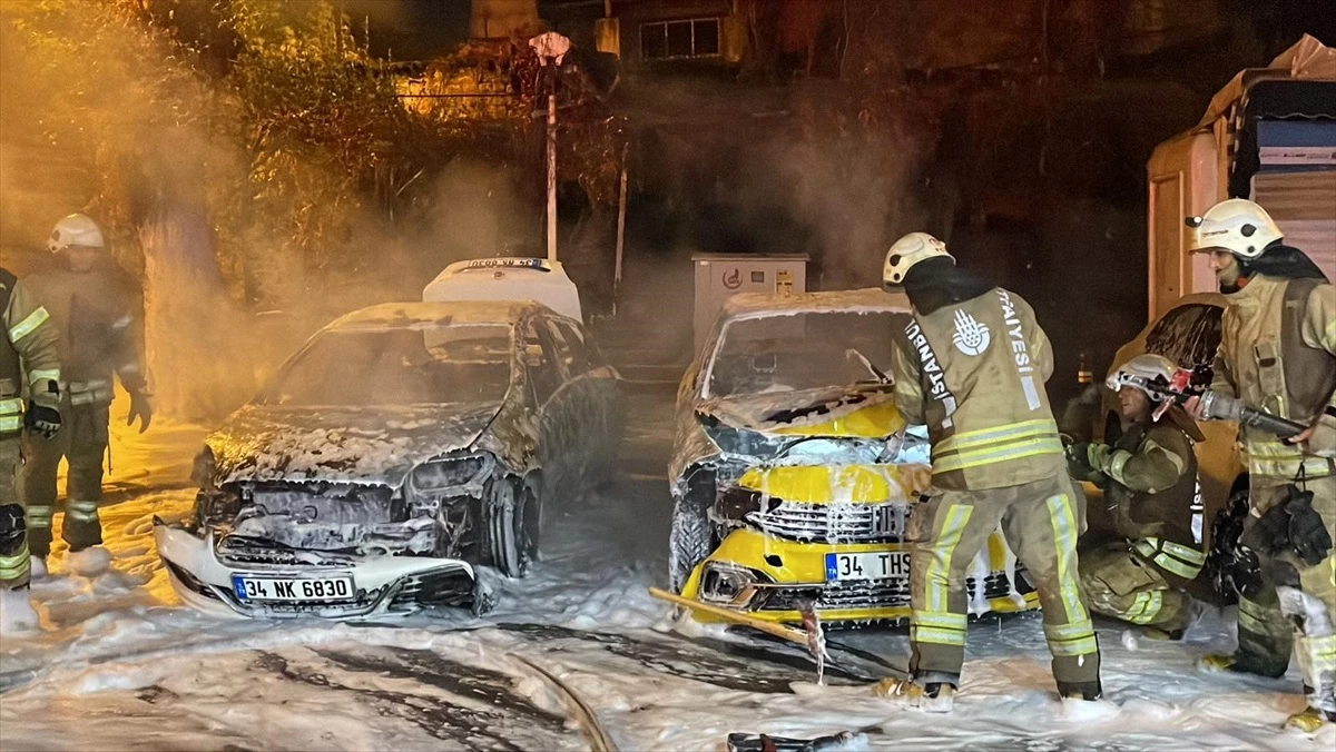 İstanbul Fatih\'te Park Halindeki 2 Otomobil Yangında Kullanılamaz Hale Geldi