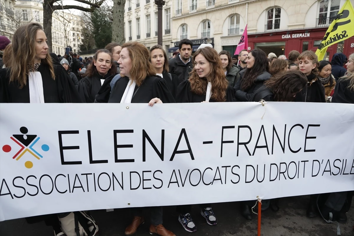 Fransa\'da göç yasa tasarısına karşı protesto