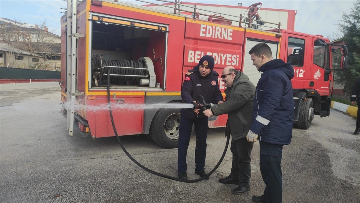 Görme ve hafif düzeyde zihinsel engelli bir kişinin itfaiye aracına binme hayali gerçek oldu