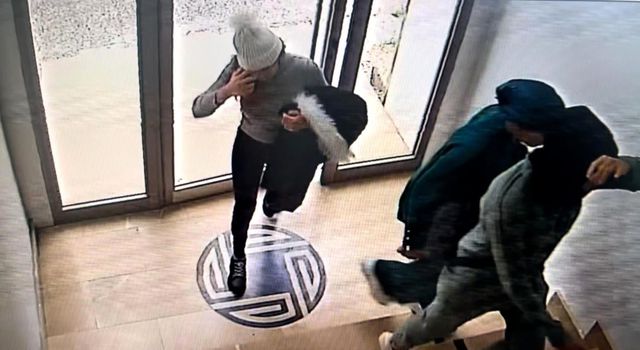 Bursa'da eşi ve sevgilisiyle birlikte hırsızlık yaptı: Yakalandılar Bursa'da eşi ve sevgilisiyle birlikte hırsızlık yaptı: Yakalandılar