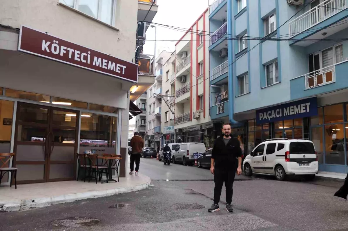 İzmir\'de Yan Yana 3 Dükkan Açan Mehmet Ay, Merak Konusu Oldu