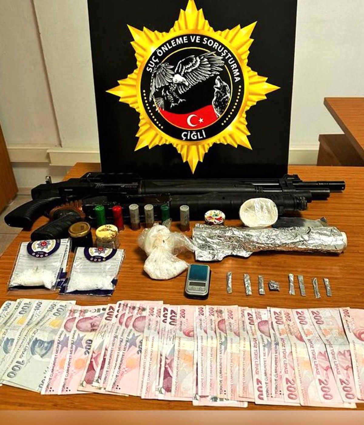 İzmir\'de Uyuşturucu Operasyonu: Çok Sayıda Madde Ele Geçirildi, 1 Şüpheli Tutuklandı