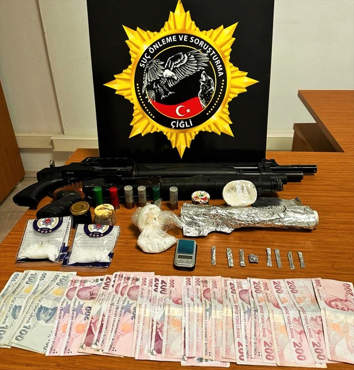 İzmir\'de Uyuşturucu Operasyonu: 2 Şüpheliden 1\'i Tutuklandı