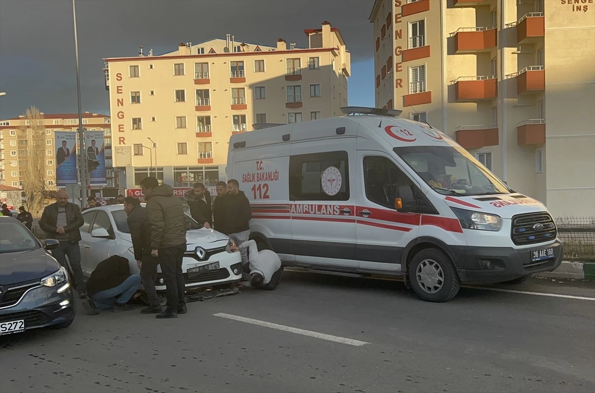 Kars\'ta Yaya Geçidinde Otomobilin Çarpması Sonucu Yaralanan Anne ile Kızı Hastaneye Kaldırıldı