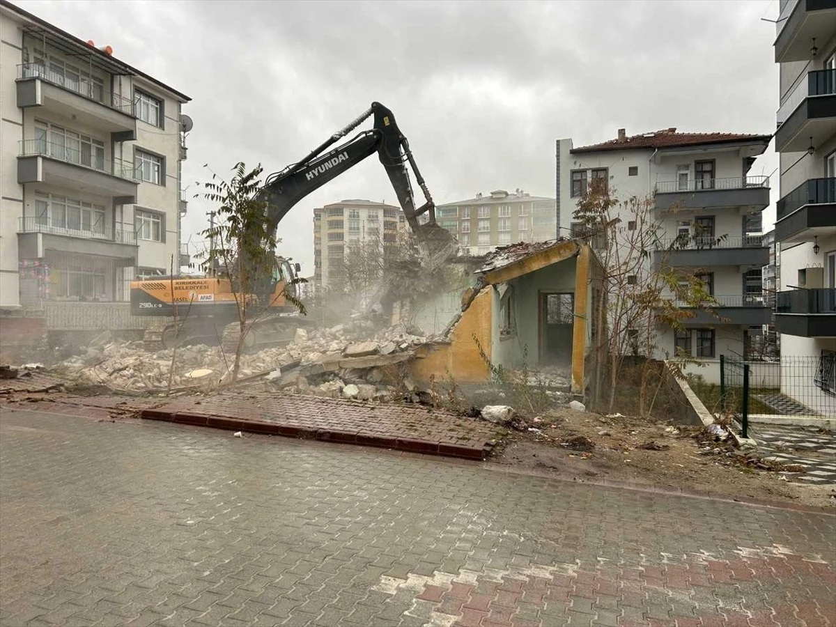 Kırıkkale Belediyesi Metruk Yapıları Yıkıyor