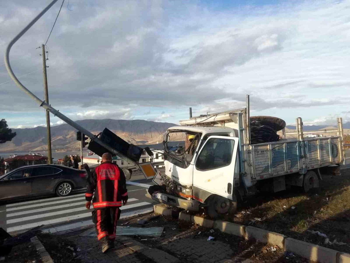Malatya\'da kamyon trafik işaret levhasına çarptı, 1 kişi yaralandı