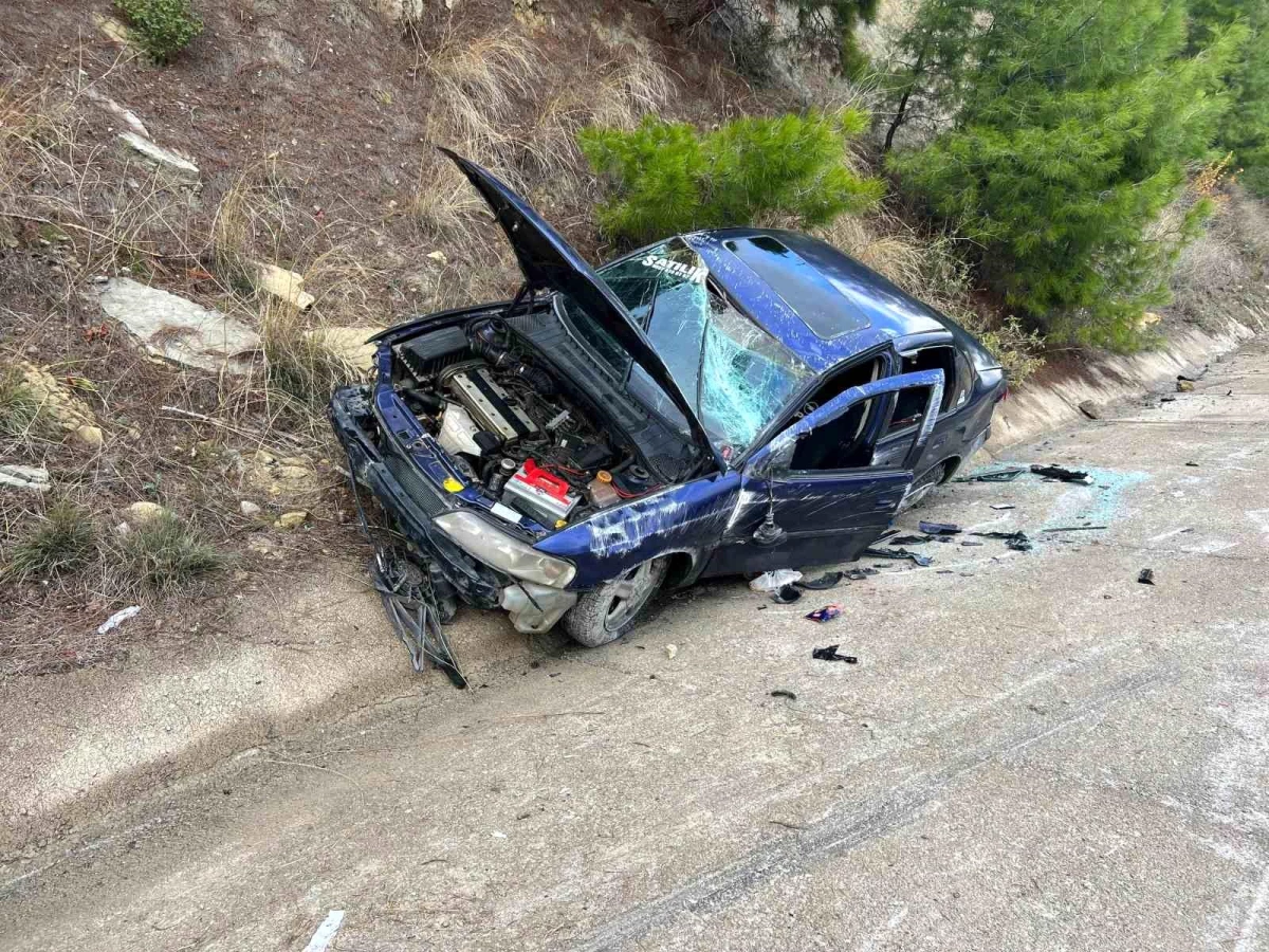 Manavgat\'ta otomobil şarampole devrildi: 3 yaralı