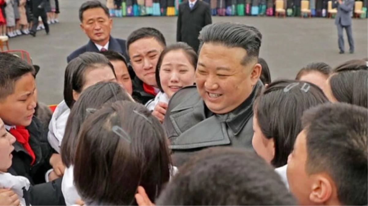 Kuzey Kore lideri Kim Jong-un zor anları! Kız öğrenciler bir anda etrafını sardı