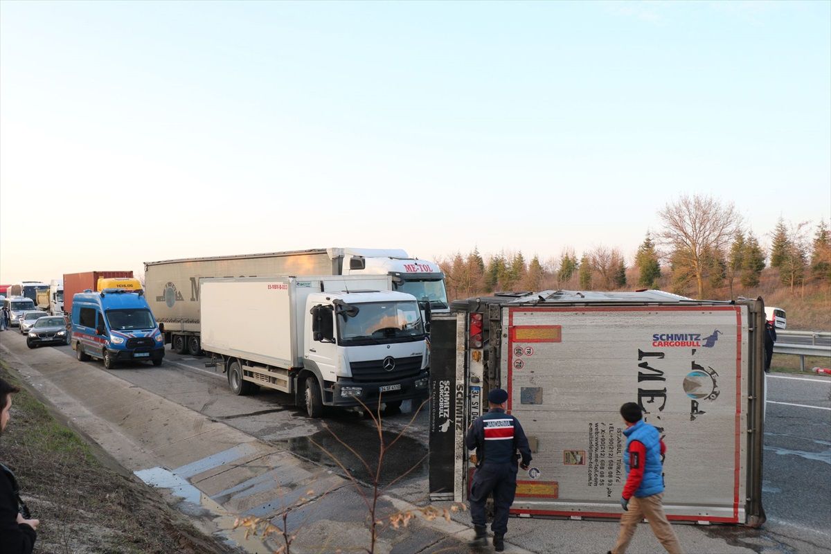 Lüleburgaz\'da rulo çim yüklü tır devrildi, sürücü yaralandı