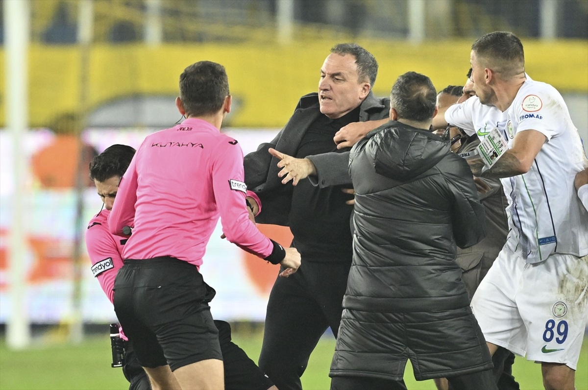 MKE Ankaragücü Kulübü Başkanı Faruk Koca, Çaykur Rizespor maçının hemen sonrasında hakem Halil Umut Meler\'e sahanın içinde yumruk attı.