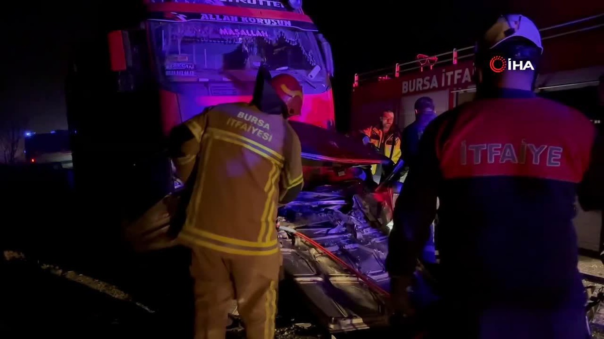 İznik-Adapazarı yolunda otomobilin iki tırın arasında sıkıştığı kazada 1 kişi hayatını kaybetti, 1 kişi yaralandı