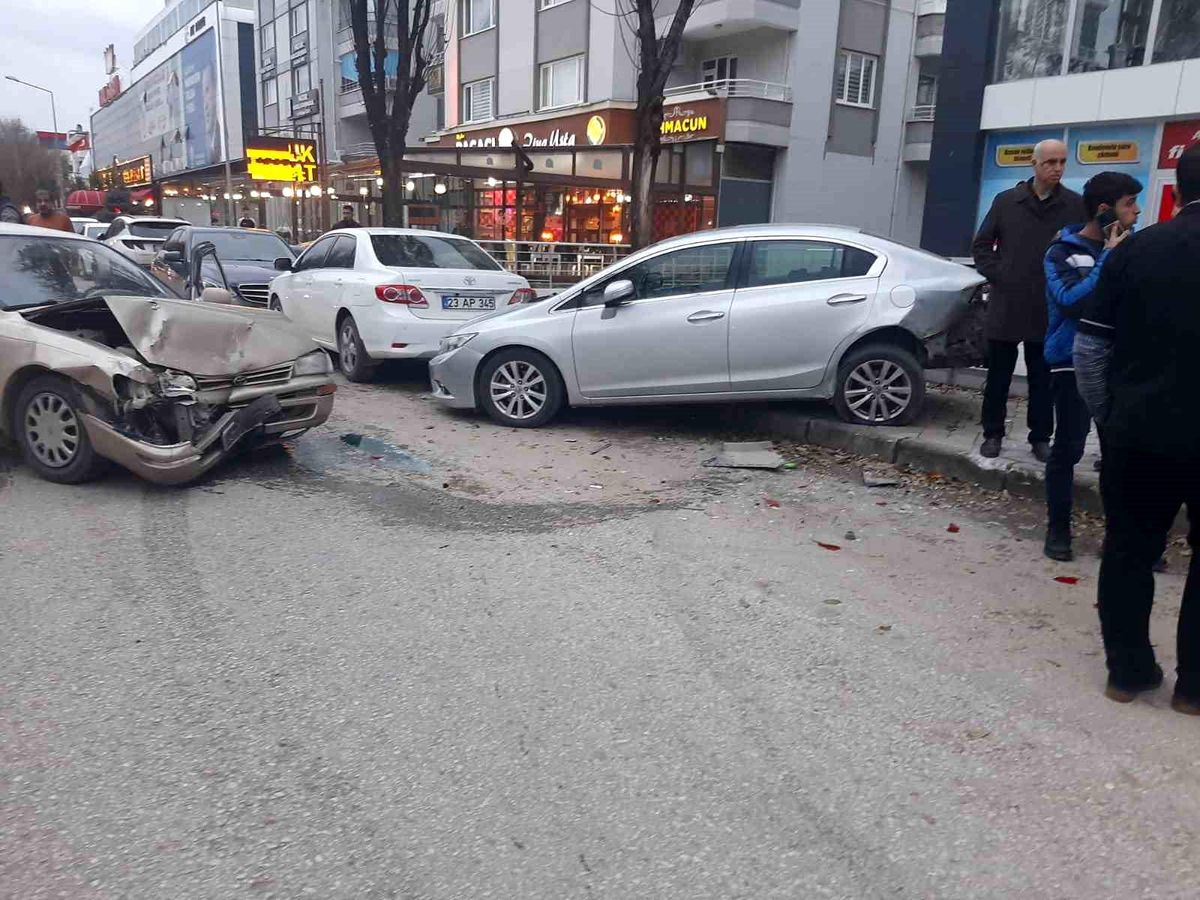 Elazığ\'da kontrolden çıkan otomobil park halindeki araçlara çarptı