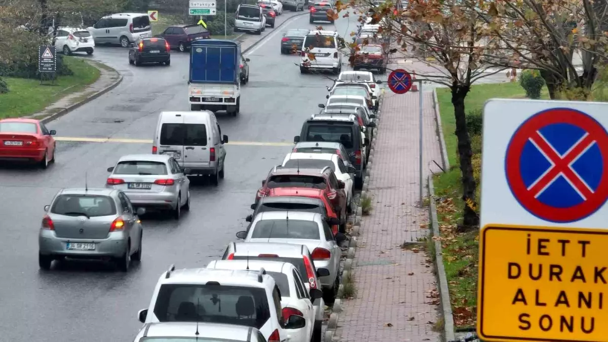 İstanbul\'da Otopark Fiyatları Yüzünden Yollar Otoparka Döndü