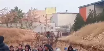 Şanlıurfa'da tekstil fabrikası önünde gözaltına alınan 92 işçiye müdahale