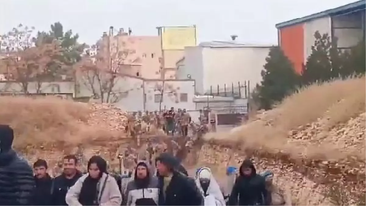 Şanlıurfa'da tekstil fabrikası önünde gözaltına alınan 92 işçiye müdahale