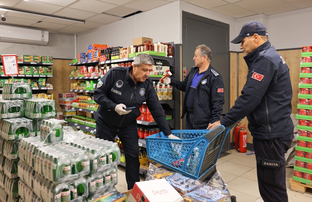 Silifke\'de Zabıta Ekipleri Zincir Marketleri Denetledi