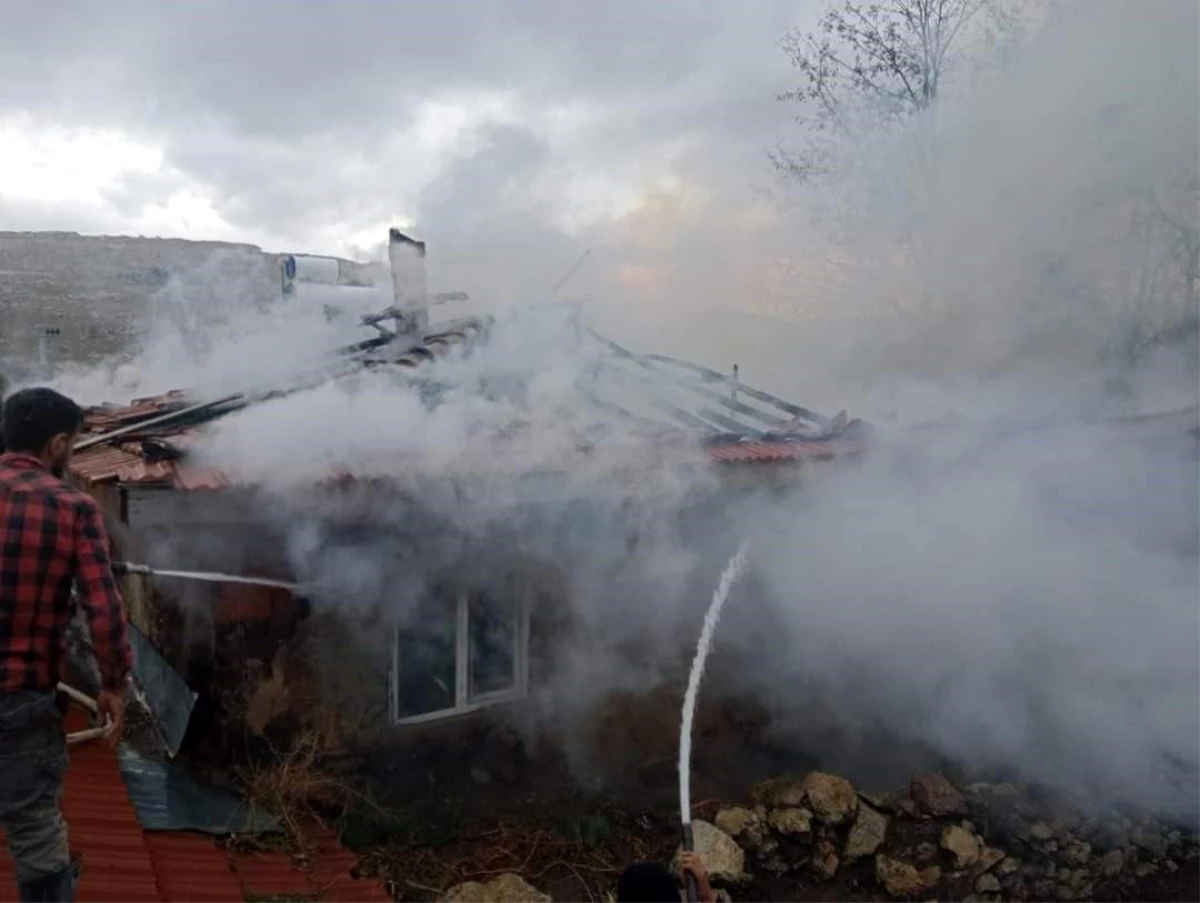Afyonkarahisar\'ın Şuhut ilçesinde evde soba yangını çıktı