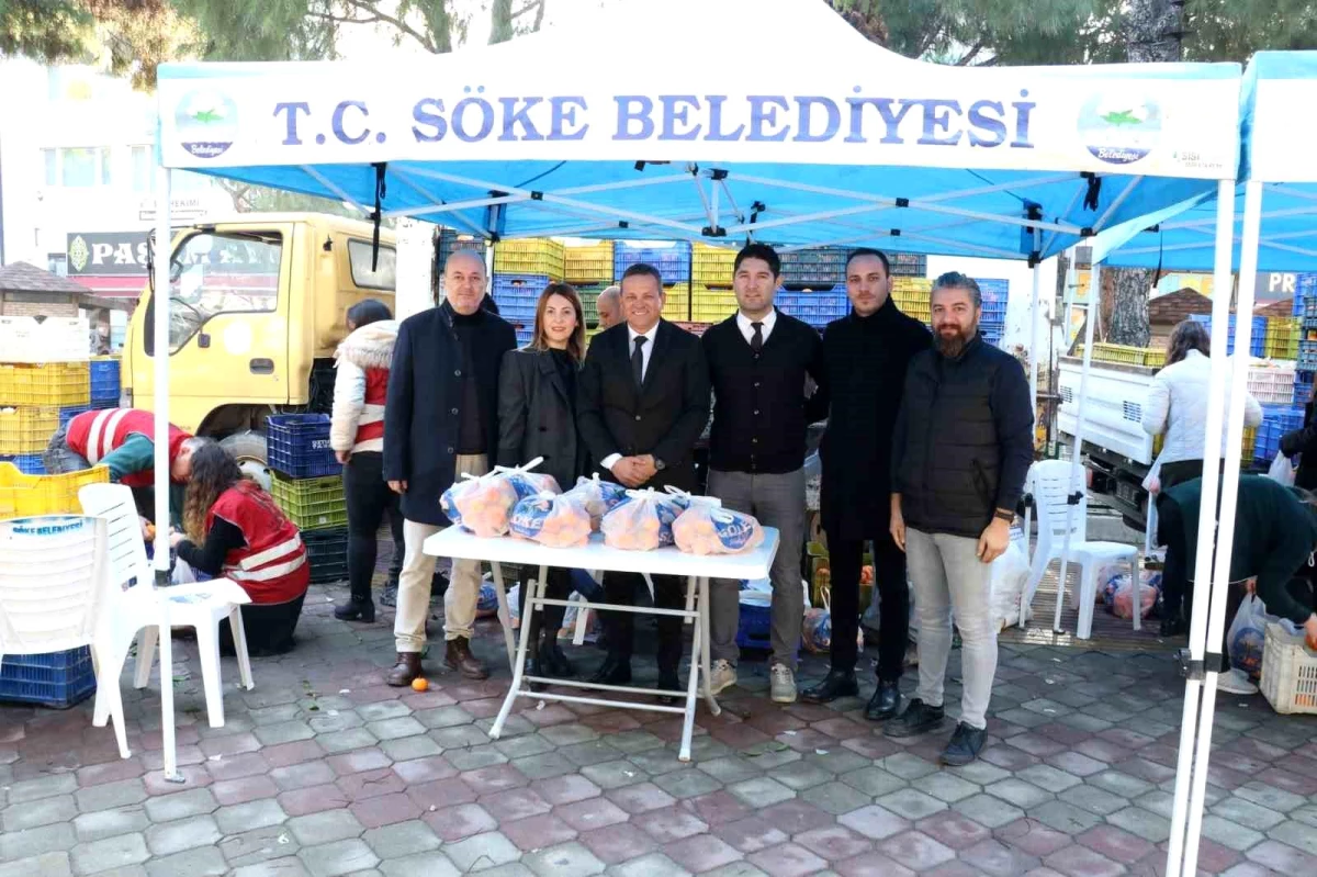 Söke Belediyesi, Hayırsever Üreticinin Bağışladığı Mandalinaları Dağıttı