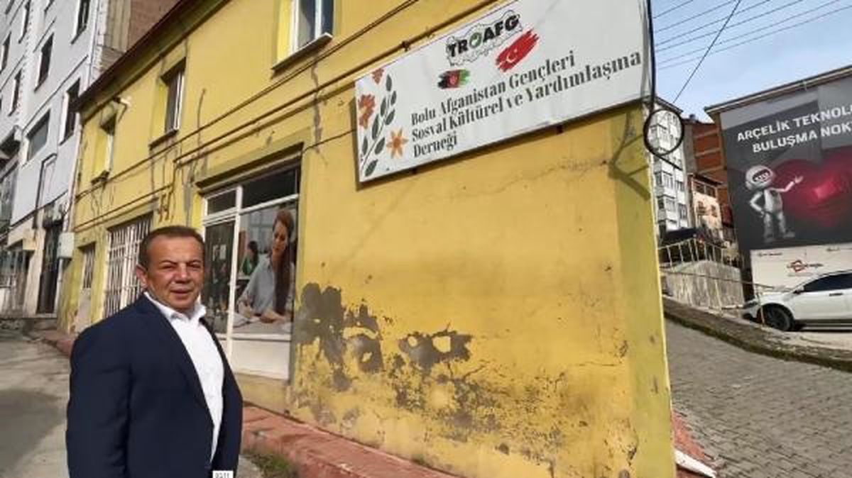 Bolu Belediye Başkanı Afganistan Gençleri Derneği Tabelasını Söktürdü