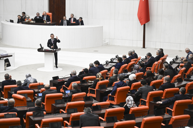 TBMM Başkanı Kurtulmuş ve CHP lideri Özel arasında polemik! Meclis Başkanı, 6 örnek sıralayıp 'Bunların yanında kim vardı?' diye sordu