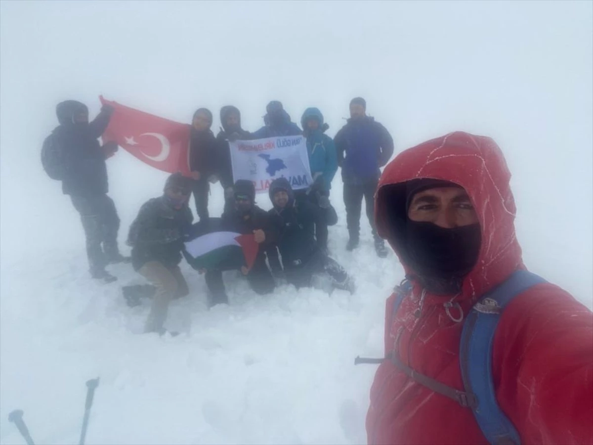 Van Gölü Aktivistleri Derneği üyeleri, Esrük Dağı\'na tırmandı