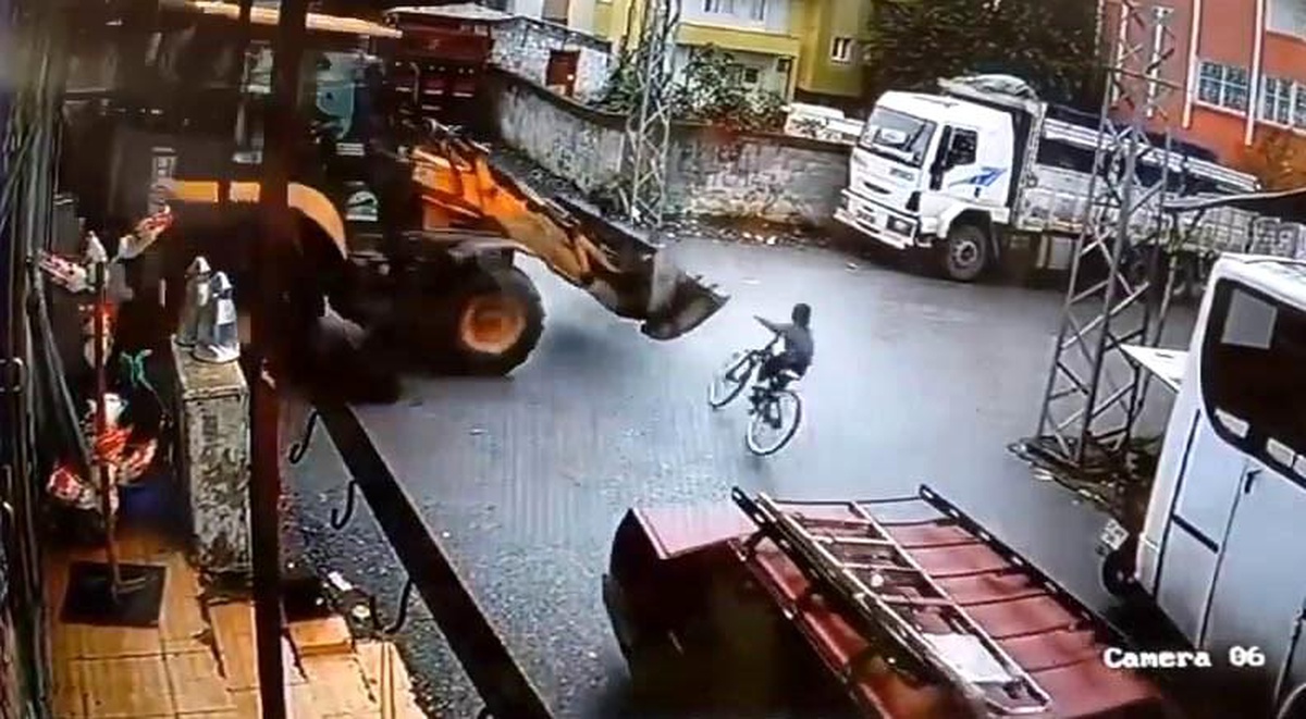 Hatay\'da 9 yaşındaki çocuk bisikletiyle iş makinesinin altında kaldı