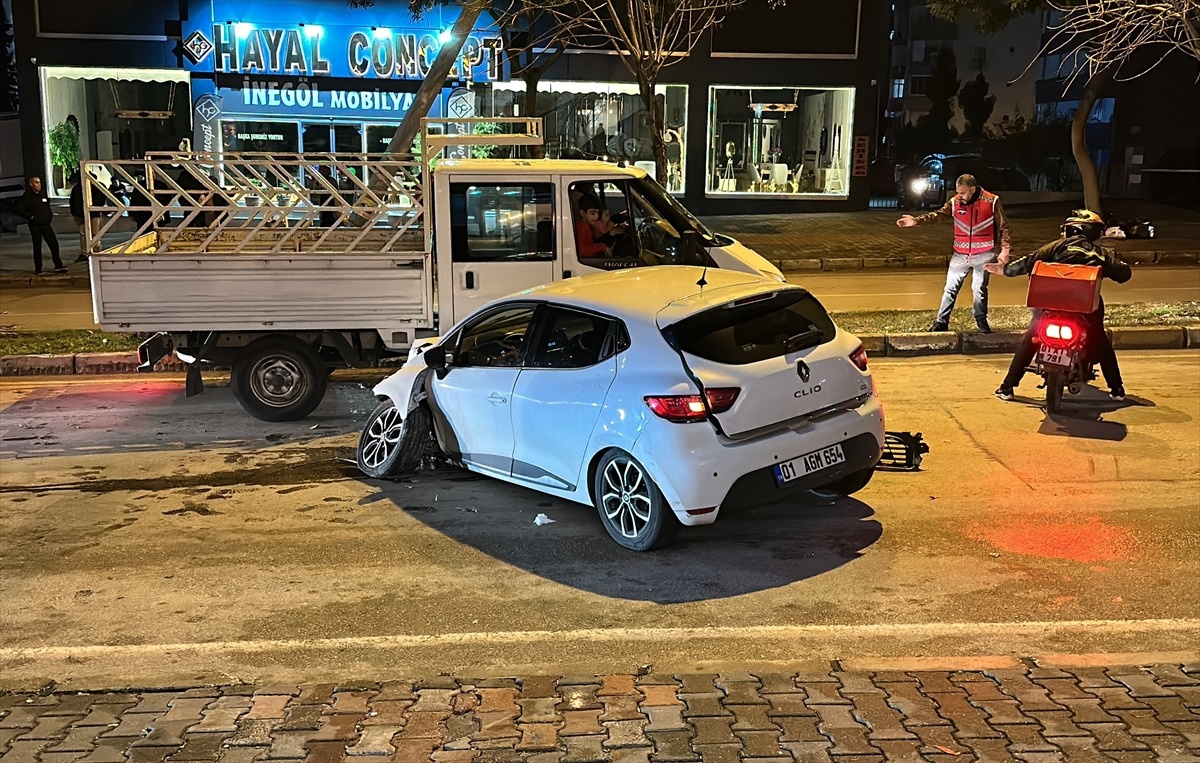Adana\'da Aydınlatma Direğine Çarpan Otomobilin Sürücüsü Yaralandı
