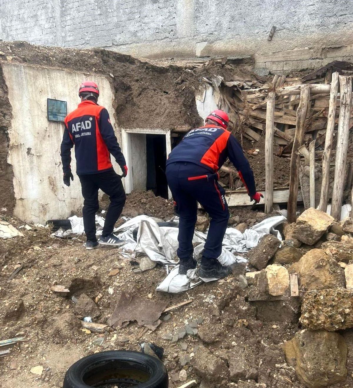 Adıyaman\'da depremde ağır hasar alan ev çöktü