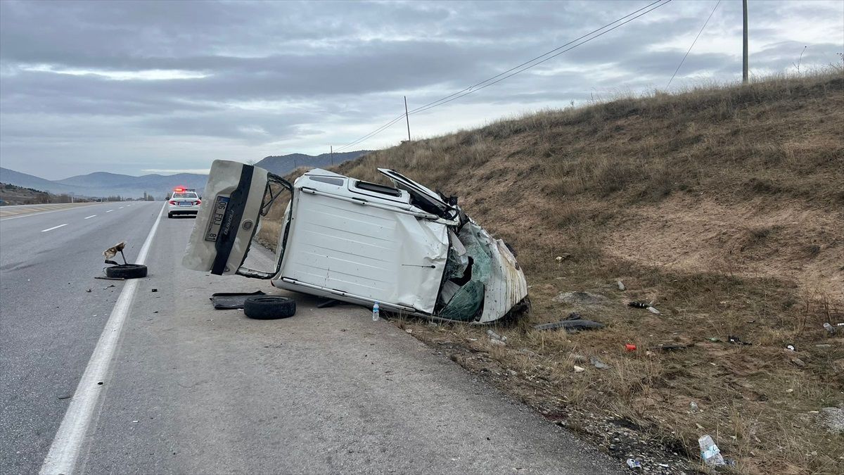Afyonkarahisar\'da Şarampole Devrilen Araçta Sürücü Hayatını Kaybetti