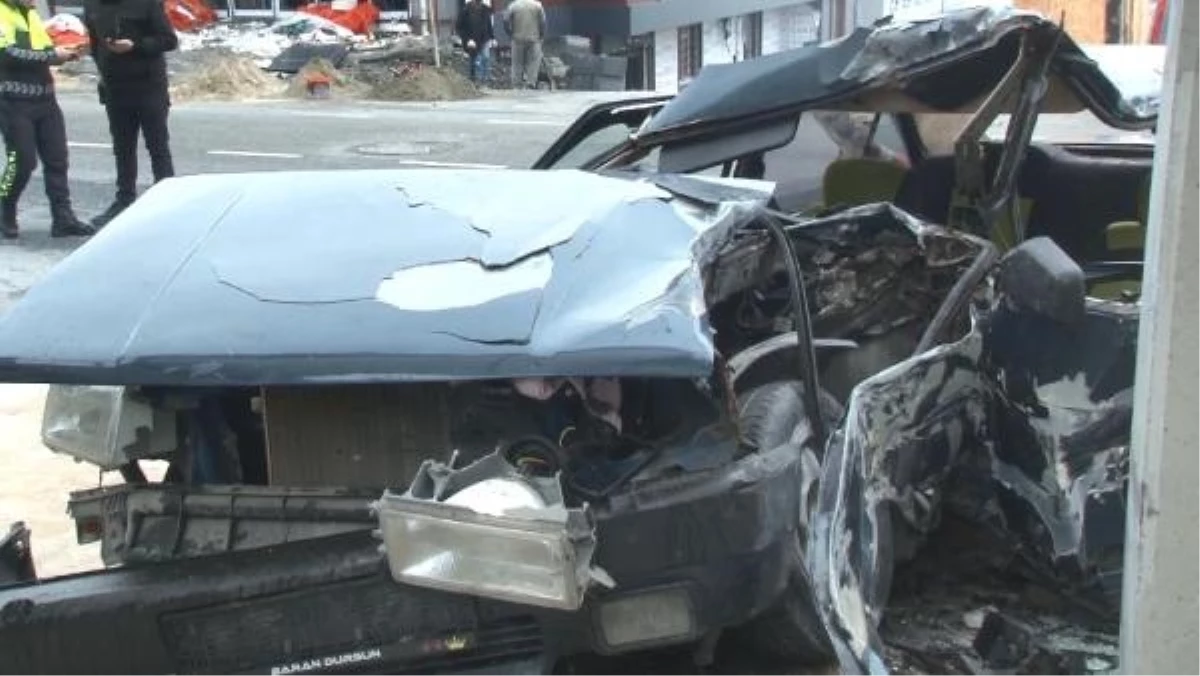 Arnavutköy\'de otomobil duvara çarptı, sürücü kurtarıldı