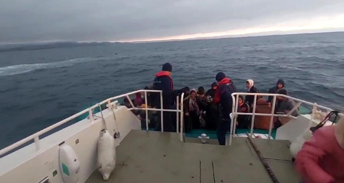 Ayvalık\'ta Yunan unsurlarınca Türk karasularına itilen 43 göçmen kurtarıldı