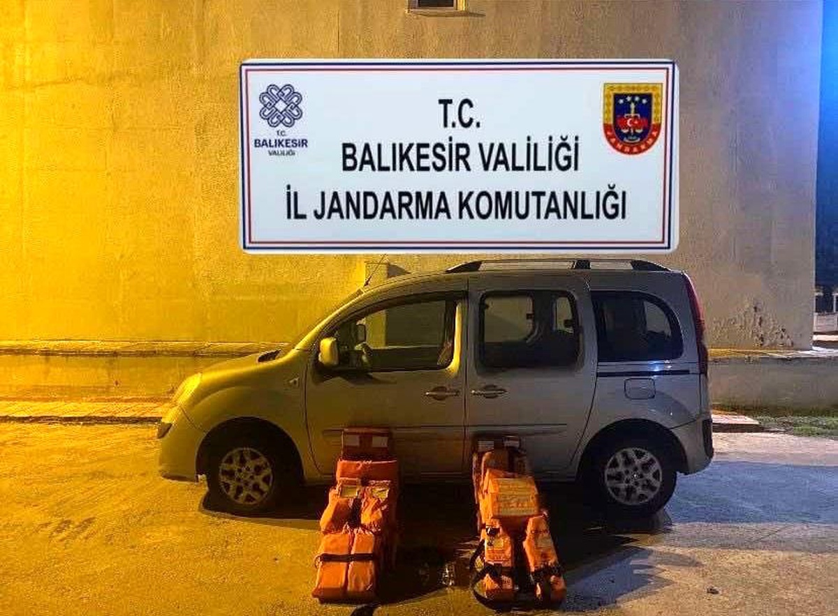 Balıkesir Ayvalık\'ta 7 düzensiz göçmen ve bir organizatör yakalandı