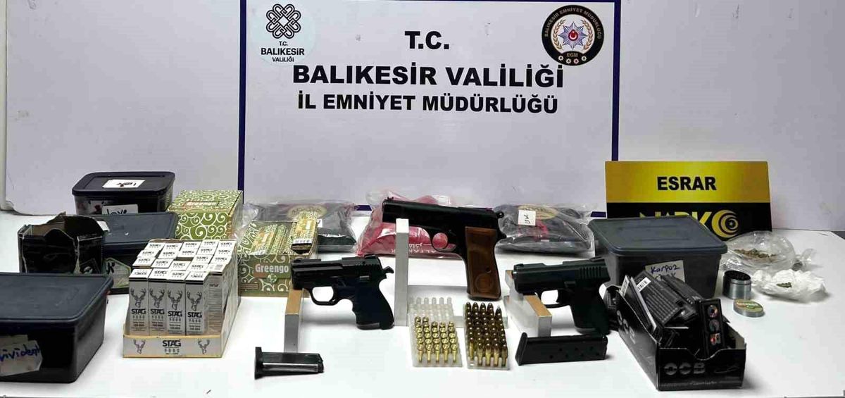 Ayvalık\'ta uyuşturucu ve silah operasyonu