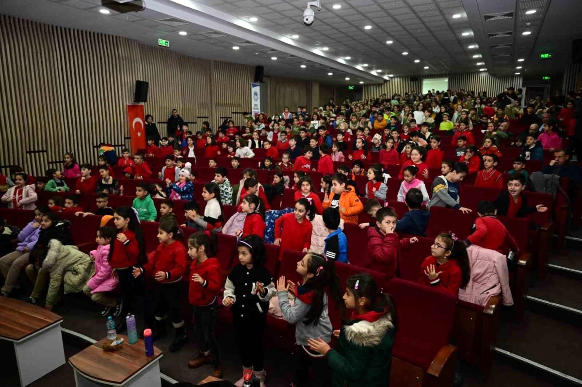 Bağcılar Belediyesi ve Battalgazi Belediyesi iş birliğiyle depremzede çocuklara ücretsiz tiyatro oyunu düzenlendi