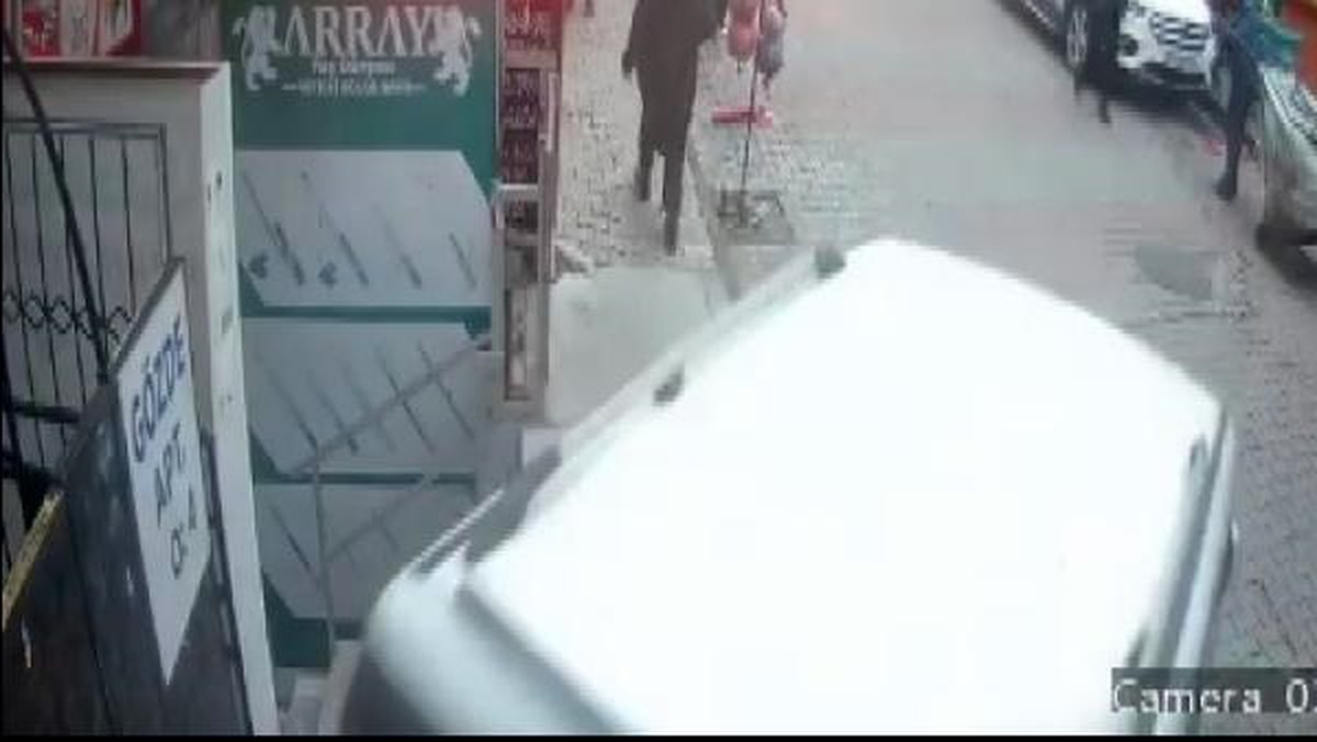 Bahçelievler\'de araç kaldırıma çıktı, öğrenciler son anda kurtuldu
