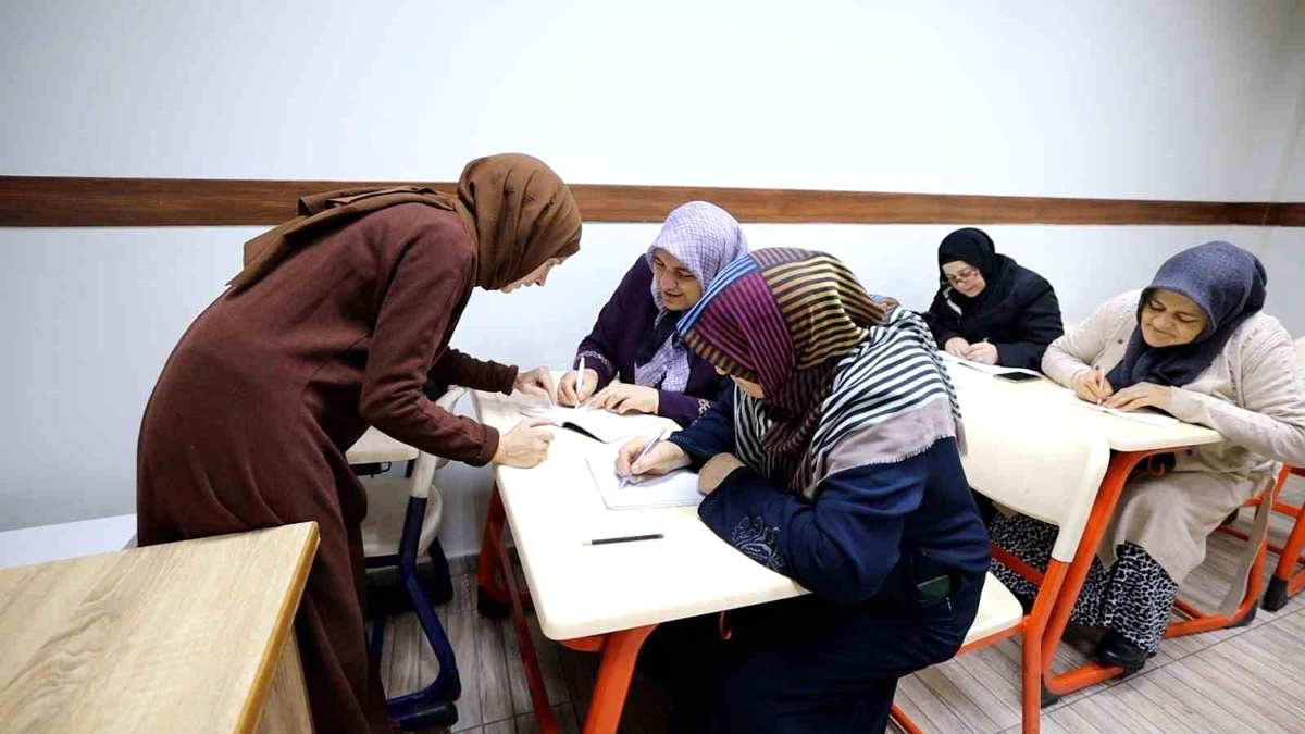 Başiskele Belediyesi, kadınlara okuma yazma kursu düzenliyor
