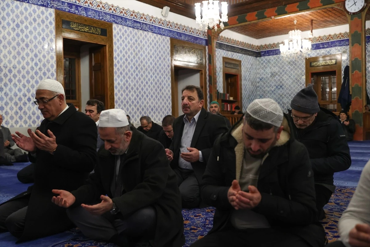 Diyanet İşleri Başkanı Erbaş, sabah namazında Filistin ve şehitler için dua etti