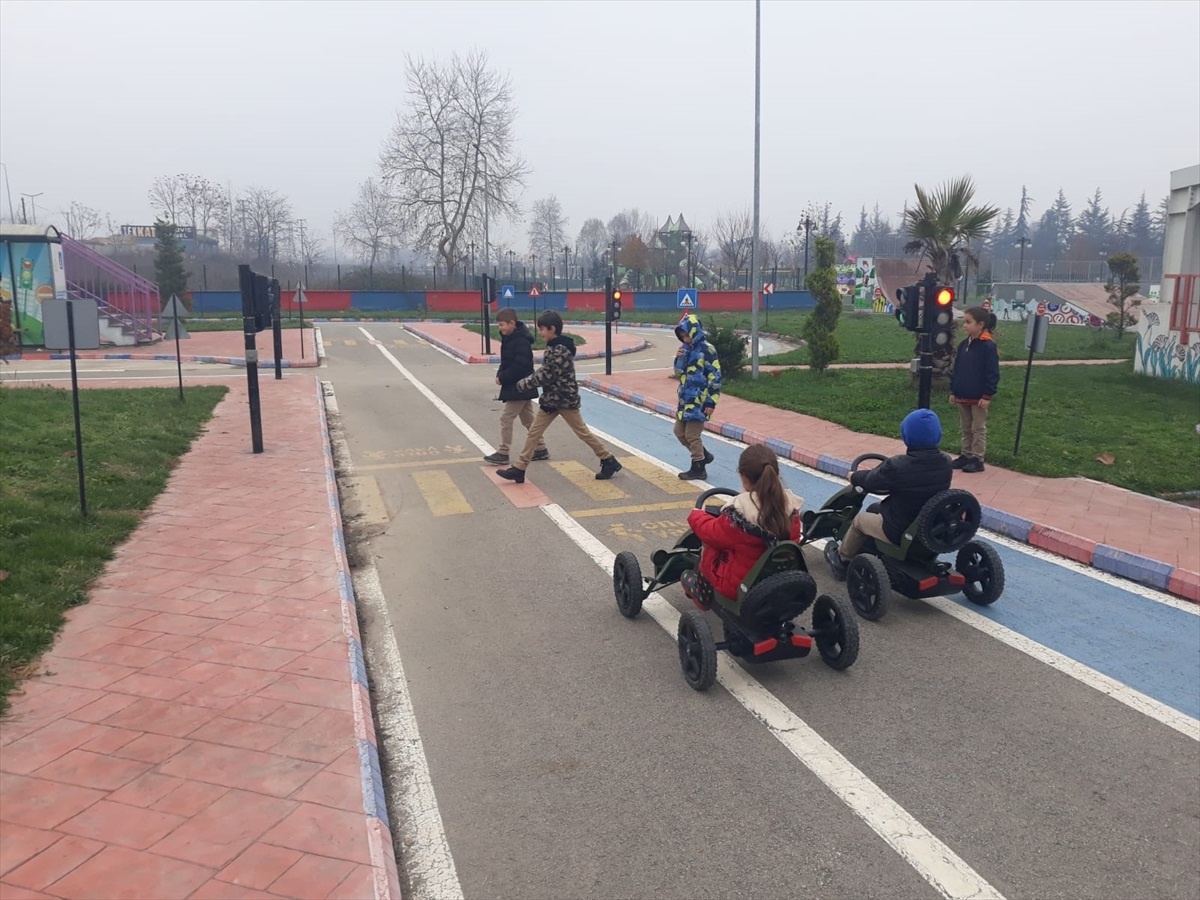 Düzce\'de ilkokul öğrencilerine jandarma trafik dershanesinde eğitim verildi
