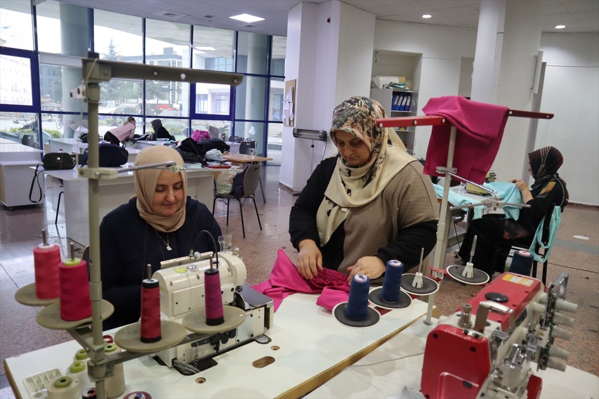 Düzce Belediyesi BELMEK Kursiyerleri Filistin\'e Yardım Gönderdi