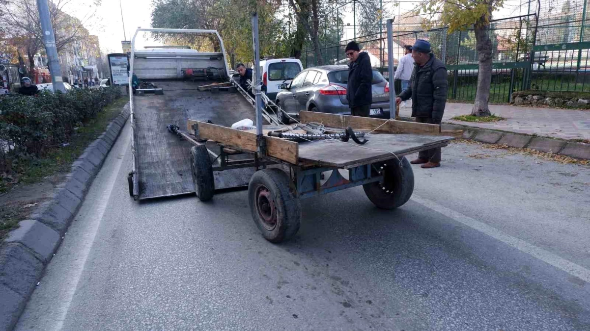 Edirne\'de başıboş at park halindeki araçlara çarptı