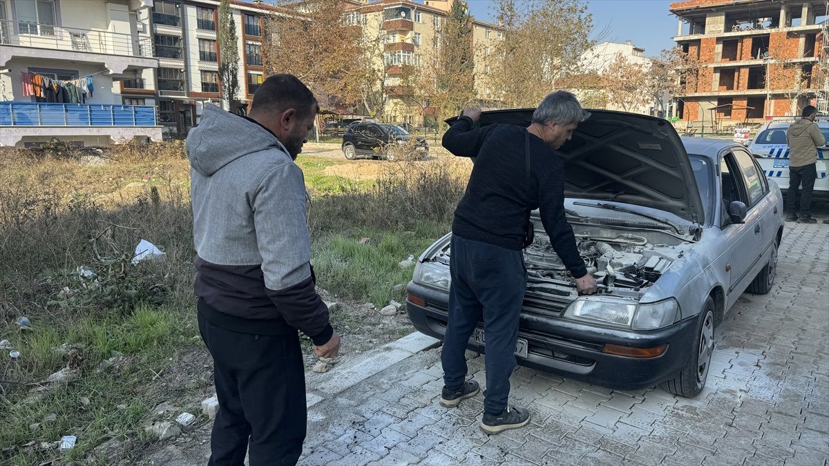 Edirne\'de otomobilde çıkan yangın sürücü tarafından söndürüldü