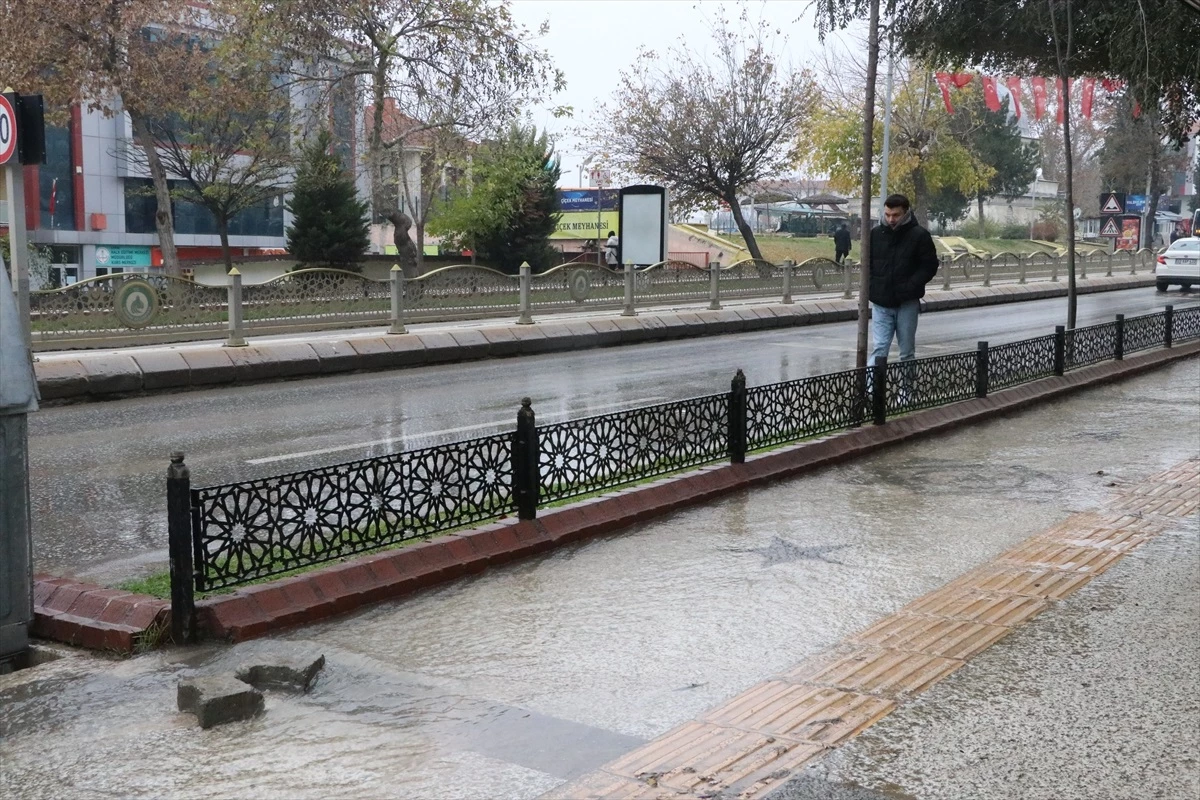 Edirne\'de Patlayan Borudan Çıkan Su Sokakları Bastı