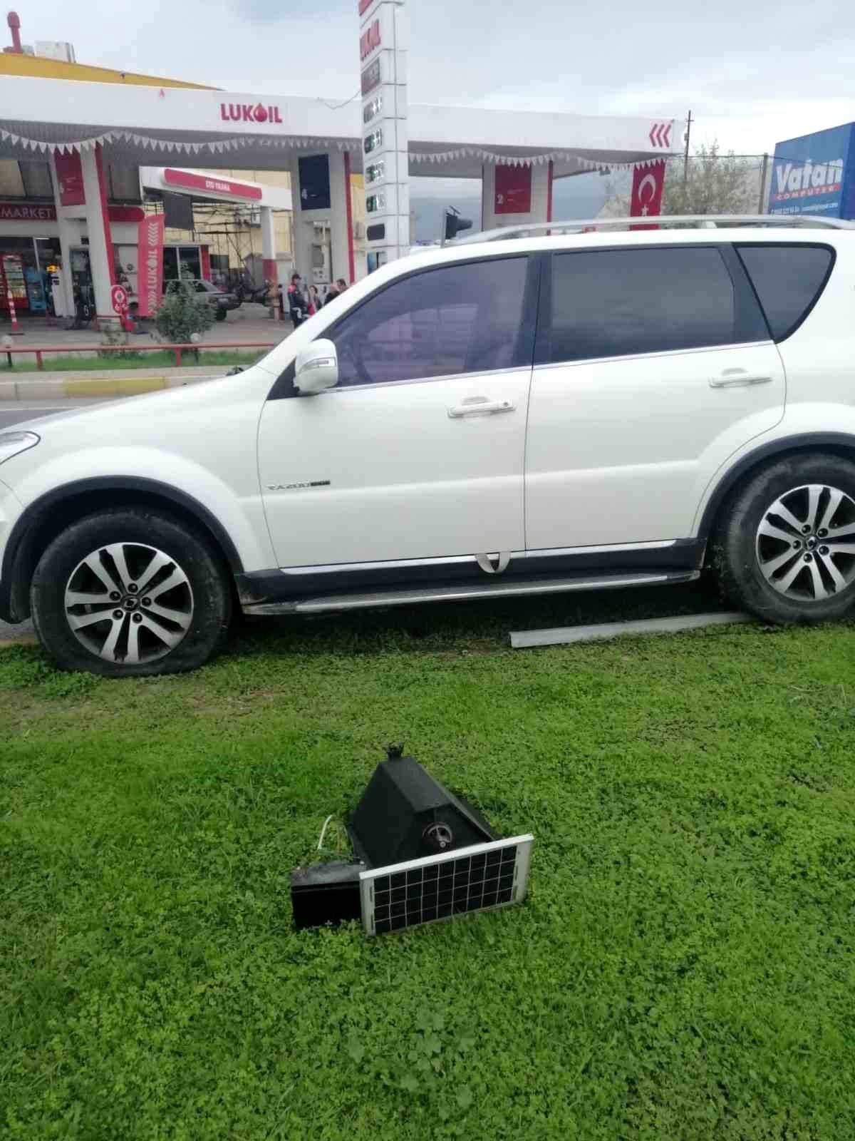 Edremit\'te otomobil ile minibüs çarpıştı: 6 yaralı