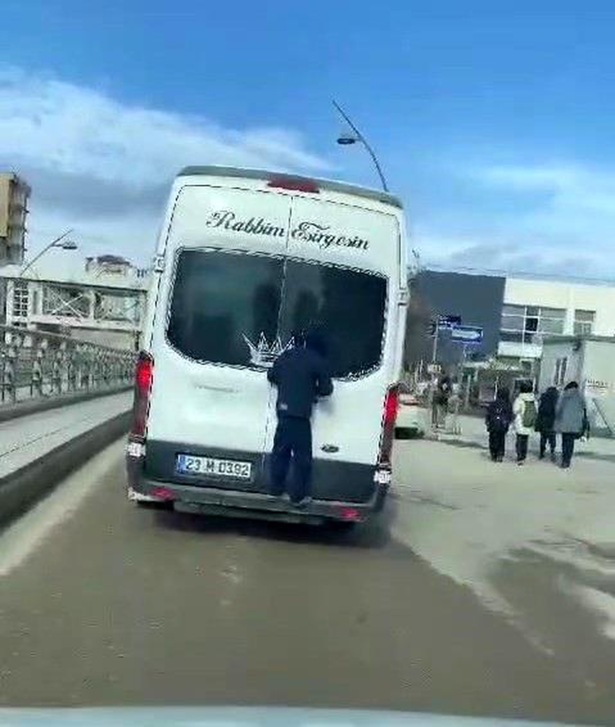 Elazığ\'da çocukların tehlikeli yolculuğu kamerada