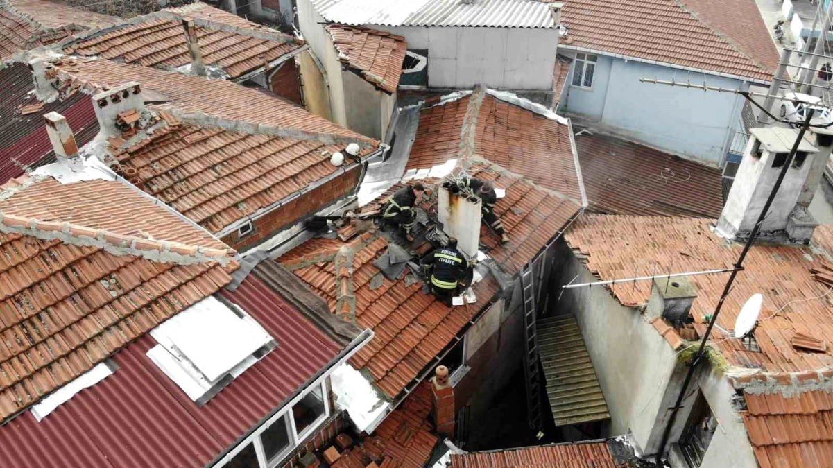 Edirne\'de evin bacasında çıkan yangın sonucu eşyaları küle dönen kadın gözyaşı döktü