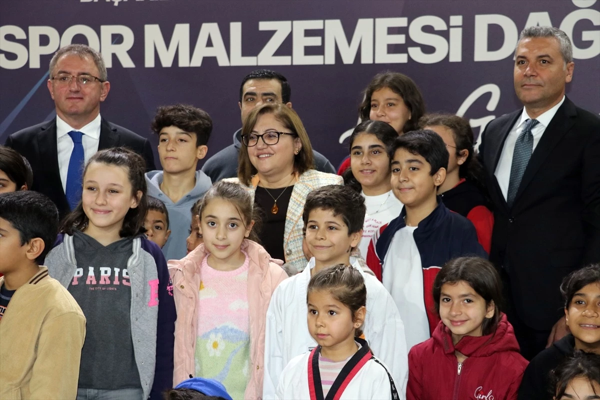 Gaziantep Büyükşehir Belediyesi, 2 bin 400 sporcuya malzeme seti dağıttı