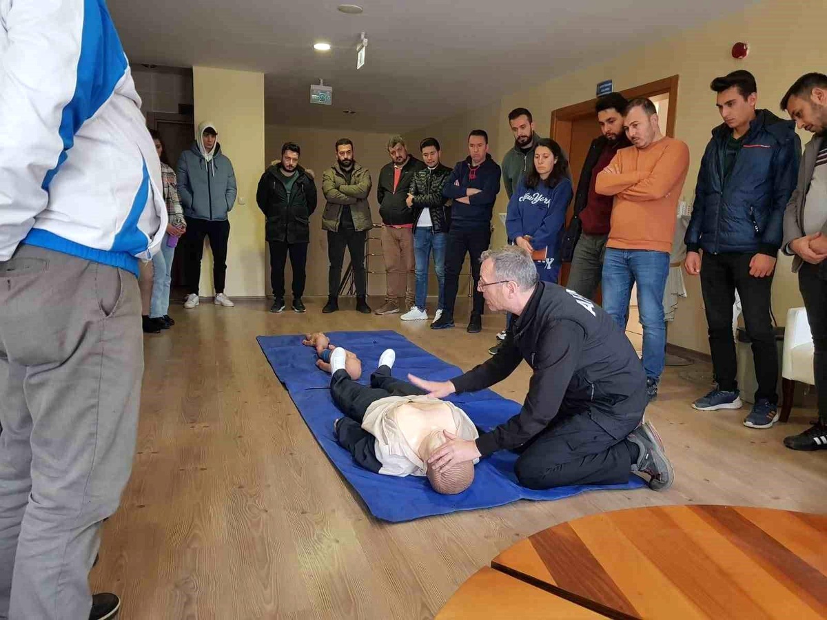 Afyonkarahisar\'da Gençlik ve Spor İl Müdürlüğü çalışanlarına afet ve ilk yardım eğitimi verildi