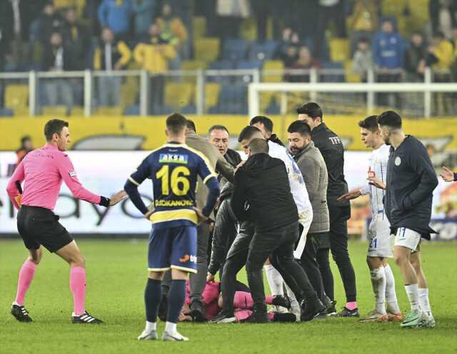 Hakem Halil Umut Meler'e yumruk atan Ankaragücü Kulübü Başkanı Faruk Koca'dan ilk açıklama Hakem Halil Umut Meler'e yumruk atan Ankaragücü Kulübü Başkanı Faruk Koca'dan ilk açıklama